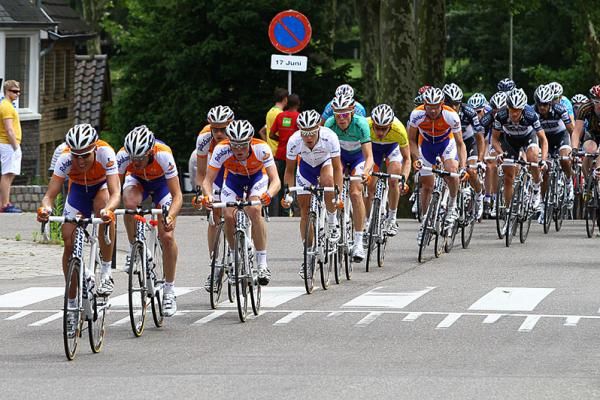 Rabobank works hard to keep Van Emden in the lead.