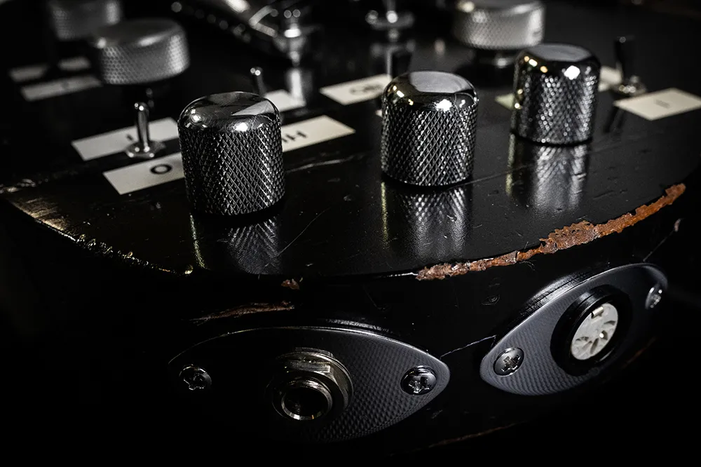 Manson Black Edition: tre reissue della Number One di Matt Bellamy, con Z-Vex Fuzz Factory onboard e controllo MIDI