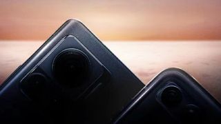 Een bijgesneden foto van de Moto X30 Pro en Motorola Razr 3 poster