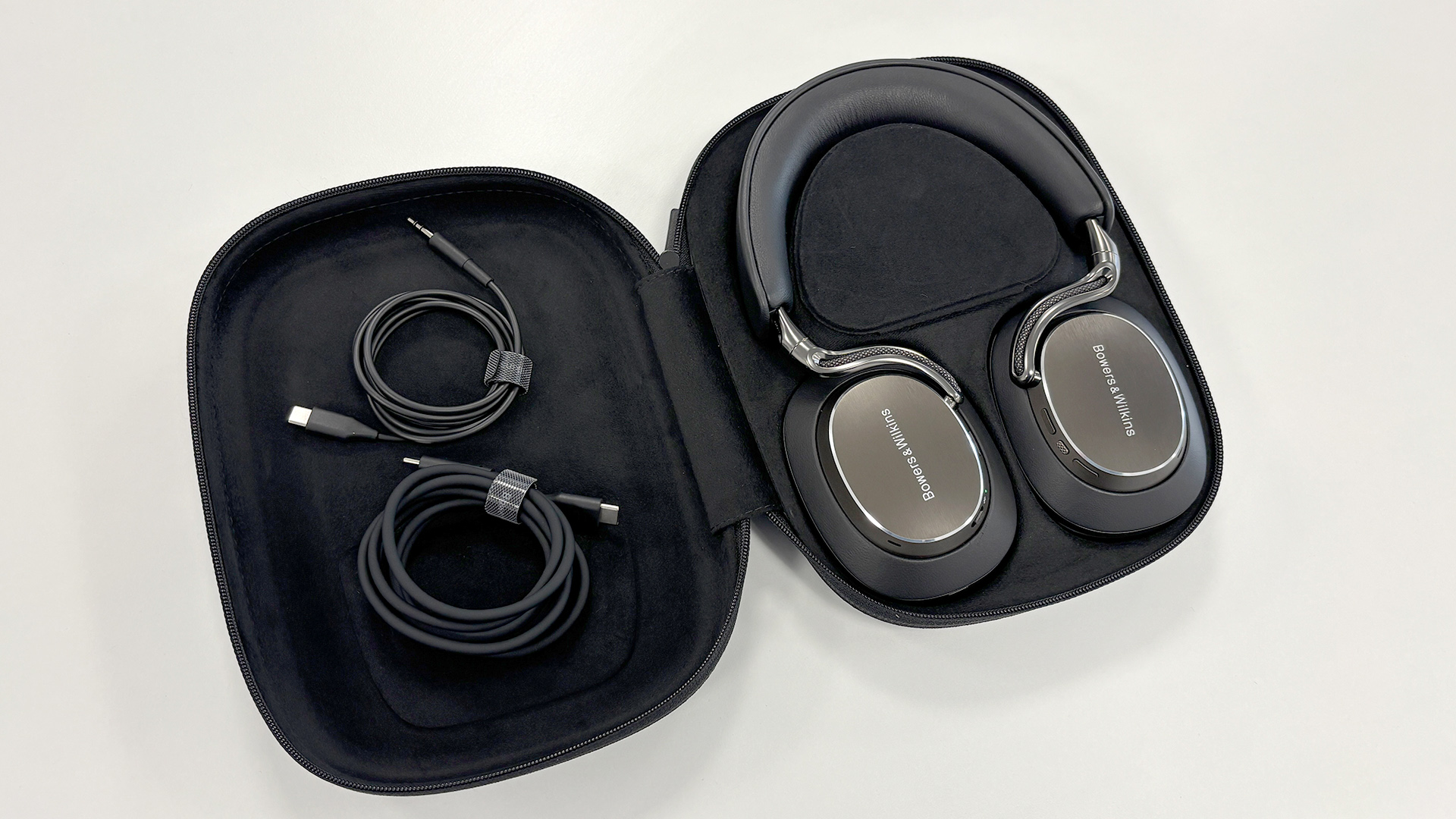 Bowers &amp;amp; Wilkins Px8 S2 wireless headphones in case with included cables