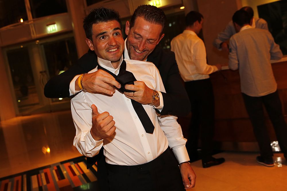 Stefano Zanini helps Davide Malacarne with his double windsor