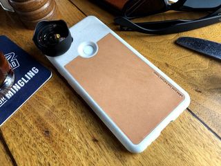 Pixel 3 XL rocking a Moment Leather phone case