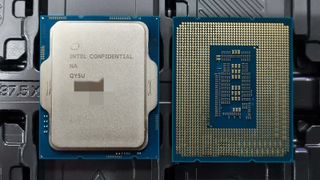 Die Oberseite und die Unterseite eines technischen Musters von Intel Alder Lake