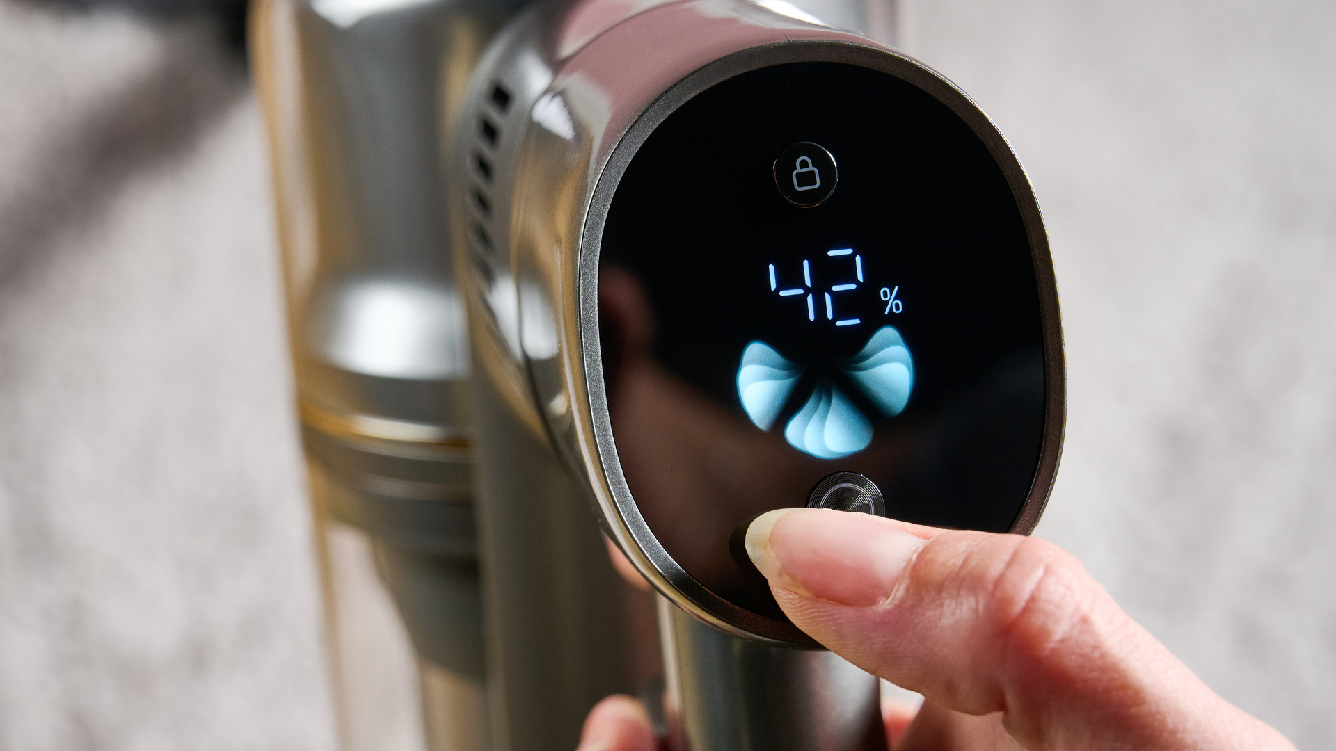 Close up of screen on Dreame R20 vacuum