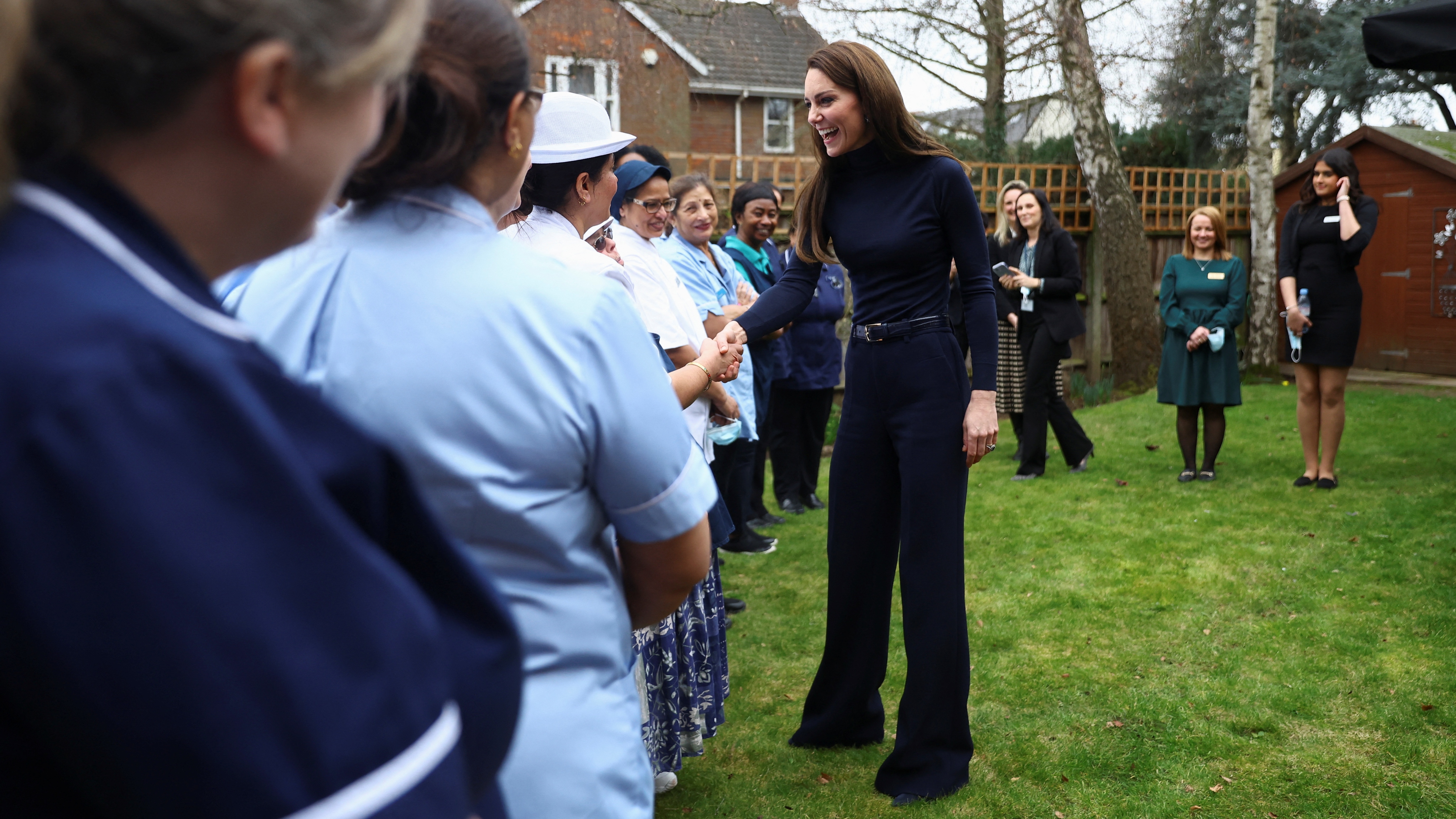 Catherine, princezna z Walesu, třese lidem rukama, když v roce 2023 navštíví pečovatelský dům v Oxford House