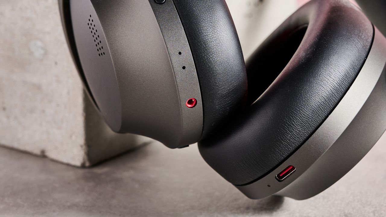 3.5mm and USB-C ports on the 1More Sonoflow Pro HQ51