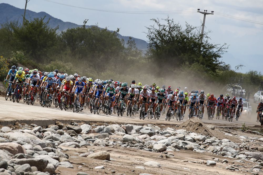 The peloton en route to Villa San Agust&iacute;n during stage 4 in San Juan