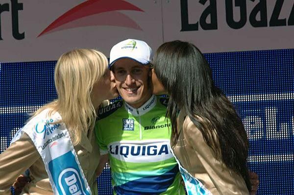 Franco Pellizotti (Liquigas) gets that winner's kiss