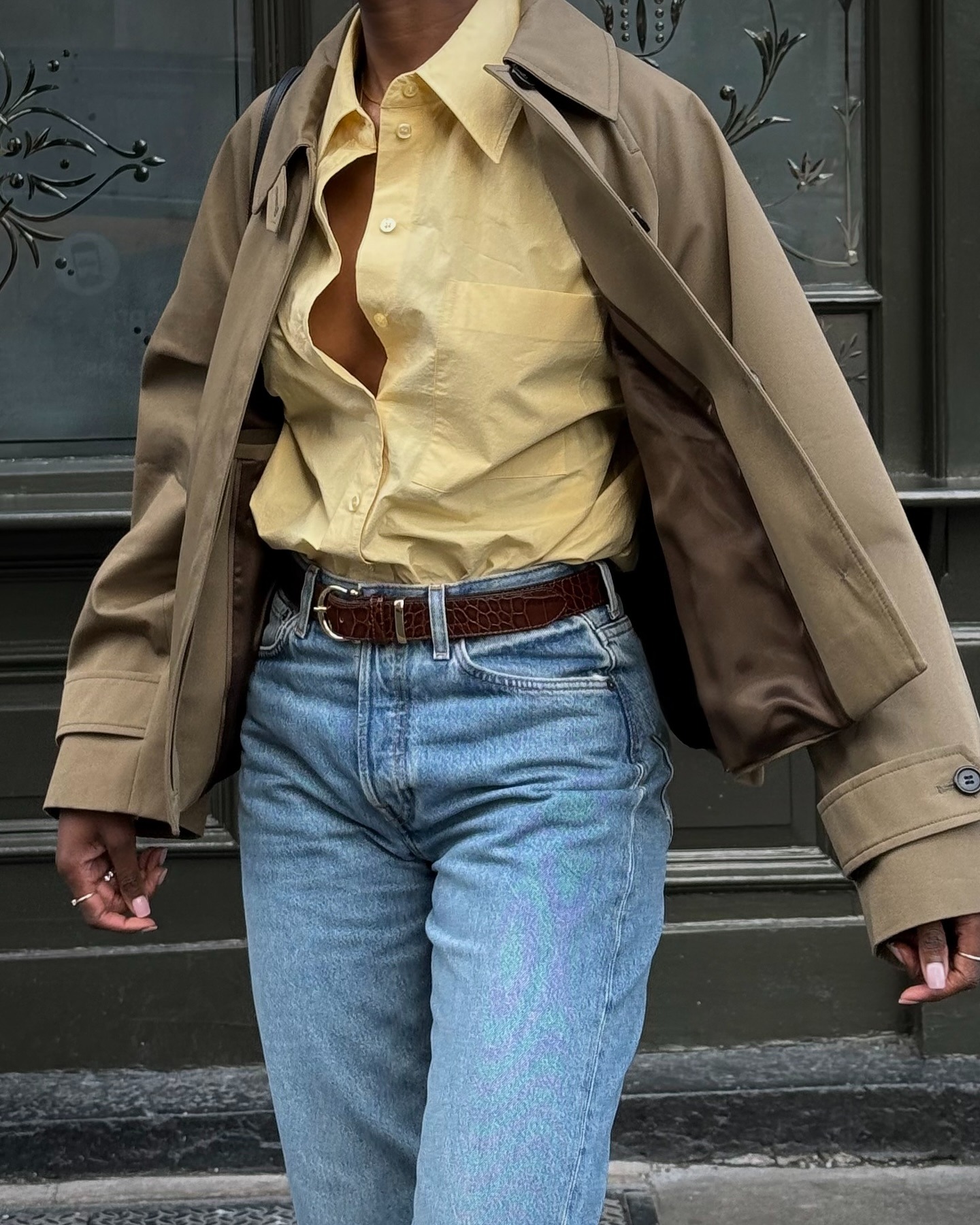 Woman wearing a cropped trench coat outfit idea.