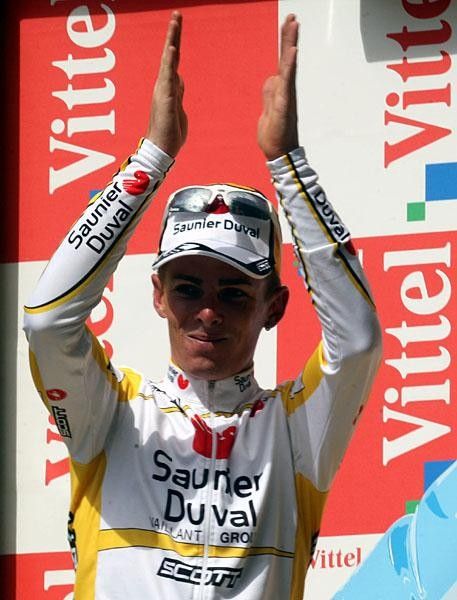 Ricc&ograve; applauds and smiles