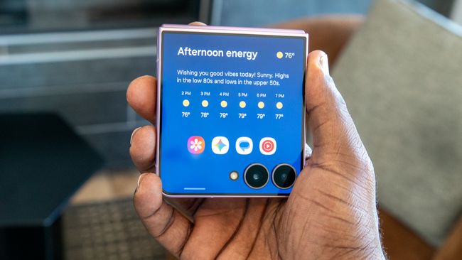 https://www.androidcentral.com/phones/samsung-galaxy/you-can-get-a-free-year-of-unlimited-wireless-when-you-buy-the-samsung-galaxy-z-flip-8-at-mint-mobile-heres-how