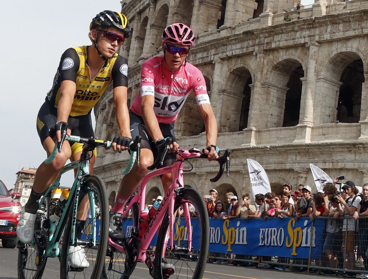 Chris Froome has a discussion with a LottoNl-Jumbo rider