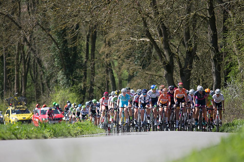 The peloton all together at La Fl&egrave;che Wallonne Feminine