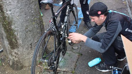 Team Sky mechanics clean down the drivetrains