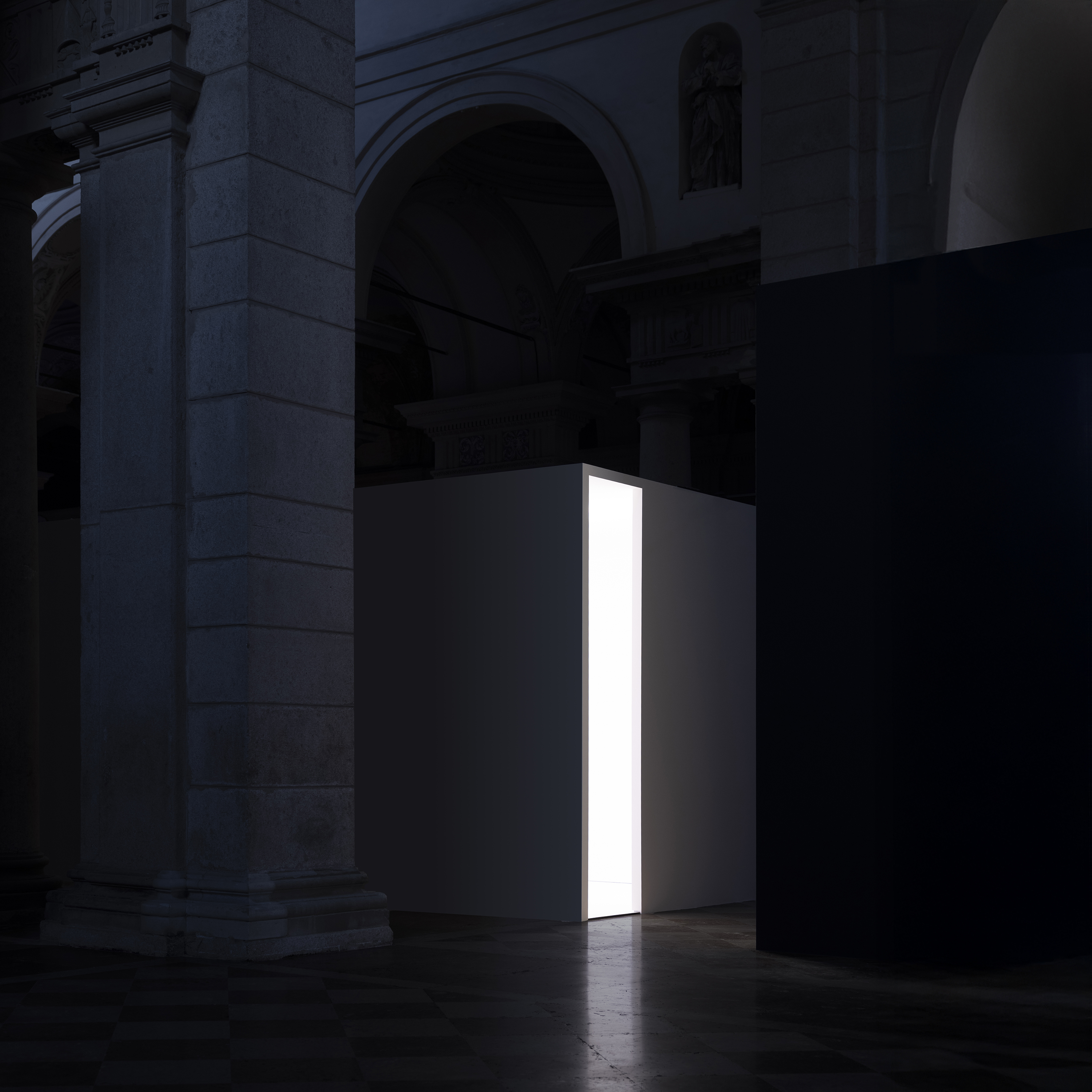 Davide Groppi lighting at Volumnia, Piacenza