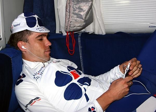 Brad relaxes in the La Fran&ccedil;aise des Jeux team van