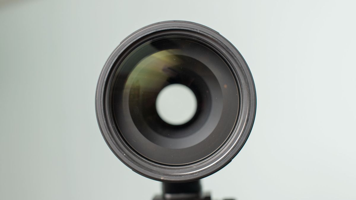 Images shows a frontal view of the Nikkor AF-S FX 200-500mm f/5.6E ED VR lens