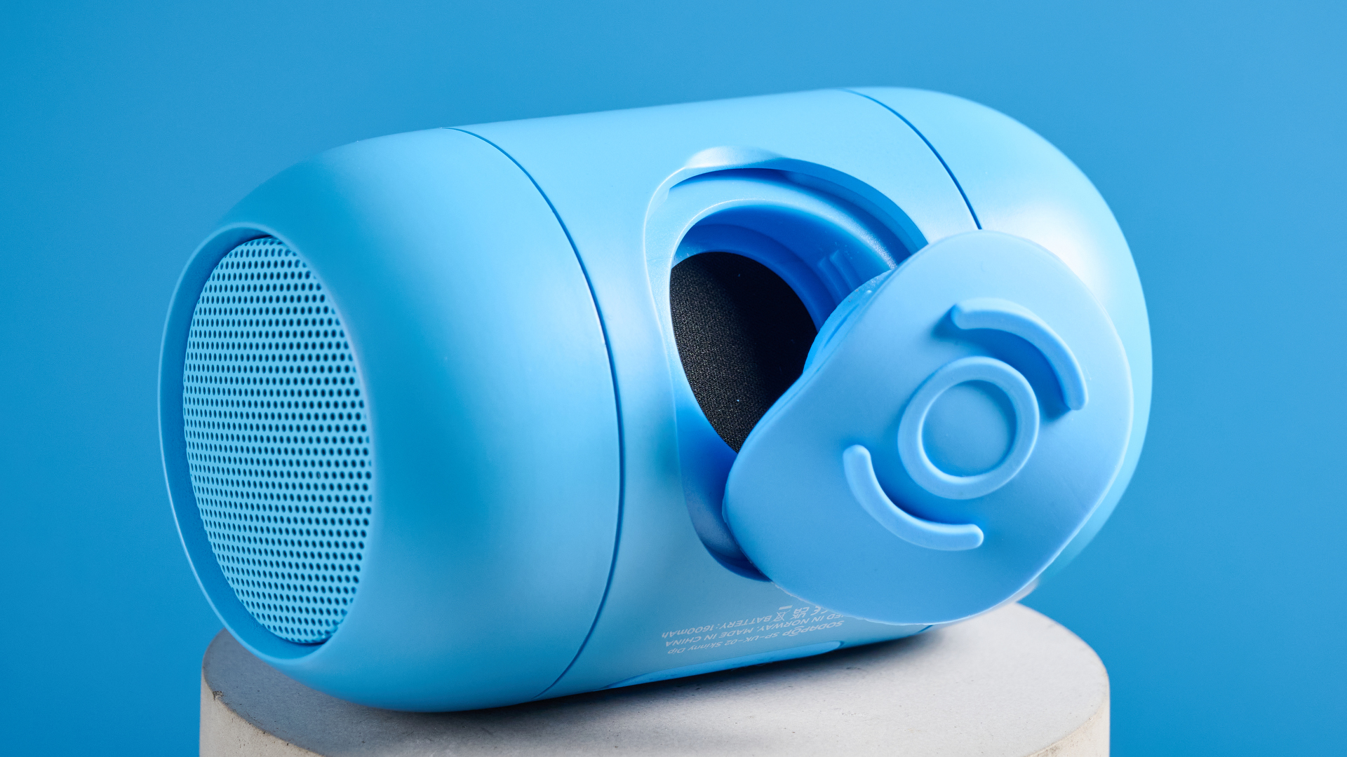 A blue Sodapop Bluetooth speaker that screws onto any regular-sized bottle