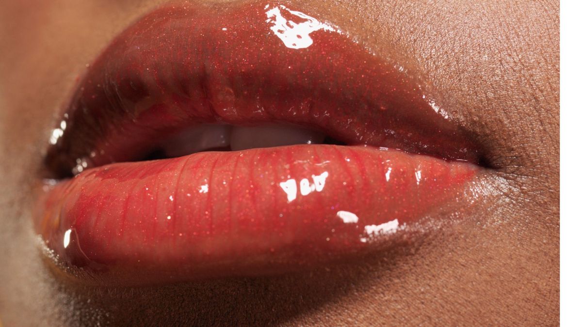 Туши губы. Малиновые губы клир. glossy lips ebony.