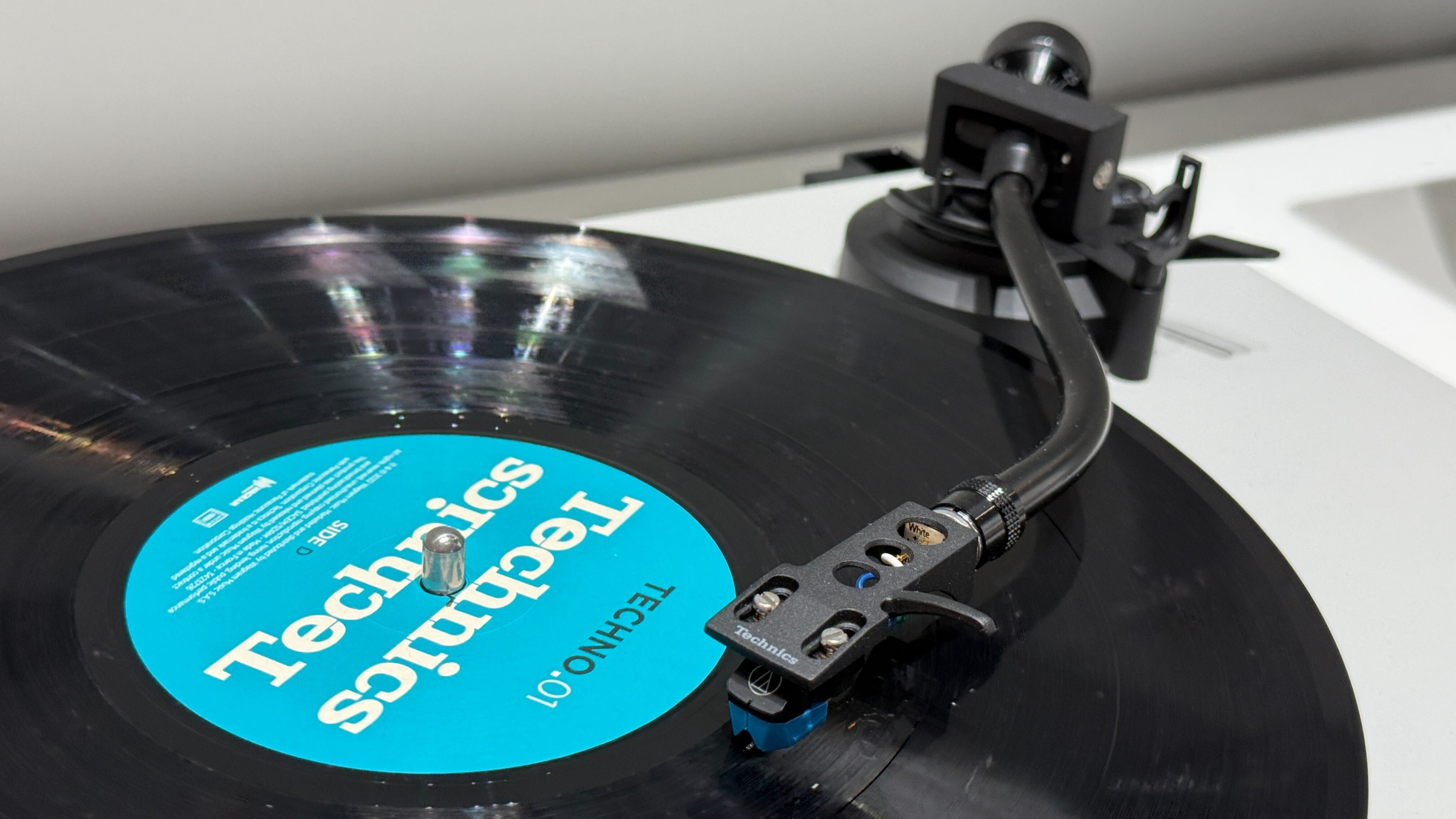 Technics SL-40CBT playing record with blue Technics label