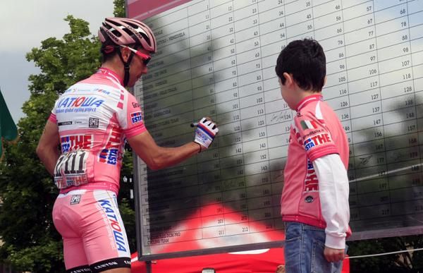 Giro leader Joaquim Rodriguez (Katusha) signs on for stage 11.