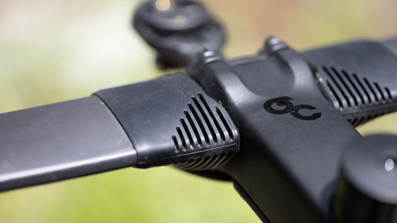 Orbea Orca Aero M120iLTD rubber grommets on handlebar