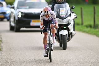 As it happened: A solo win after a nail biting, tense finish at Amstel Gold Race Ladies Edition