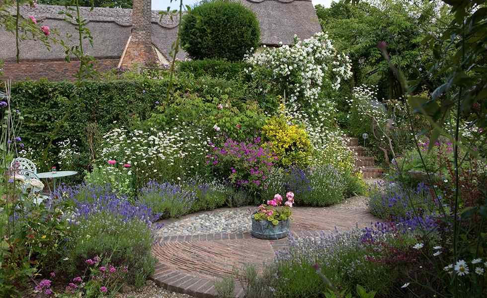 Cottage gardens: how to plan yours and 14 cottage garden ideas | Real Homes