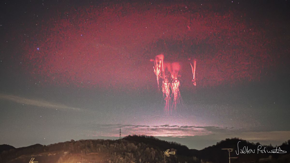 2 of Earth's rarest lightning phenomena captured simultaneously in once-in-a-lifetime photo