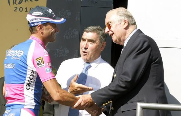 Eddy Merckx and Belgium's King Albert congratulate stage winner Alessandro Petacchi.