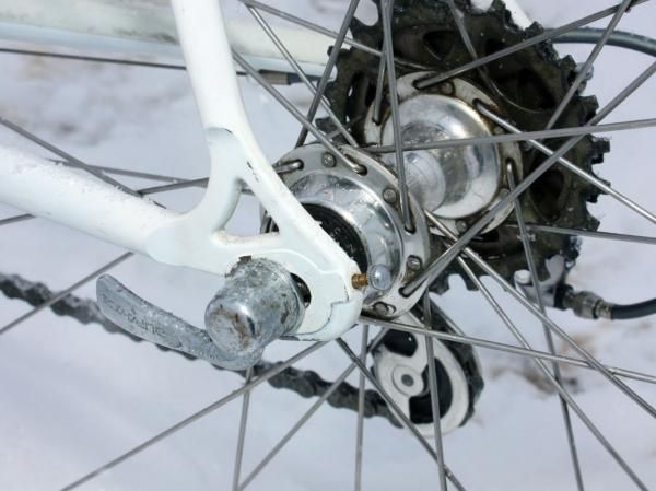 Horizontal dropouts feature built-in fine adjustment screws.