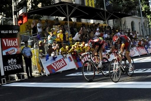 Sergio Paulinho (RadioShack) narrowly outsprinted Vasili Kiryienka (Caisse d'Epargne) to win stage 10.