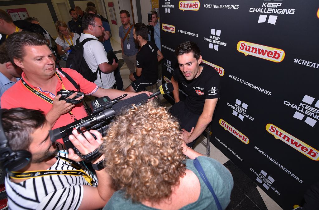 Tom Dumoulin is swamped by the media during the res day press conference