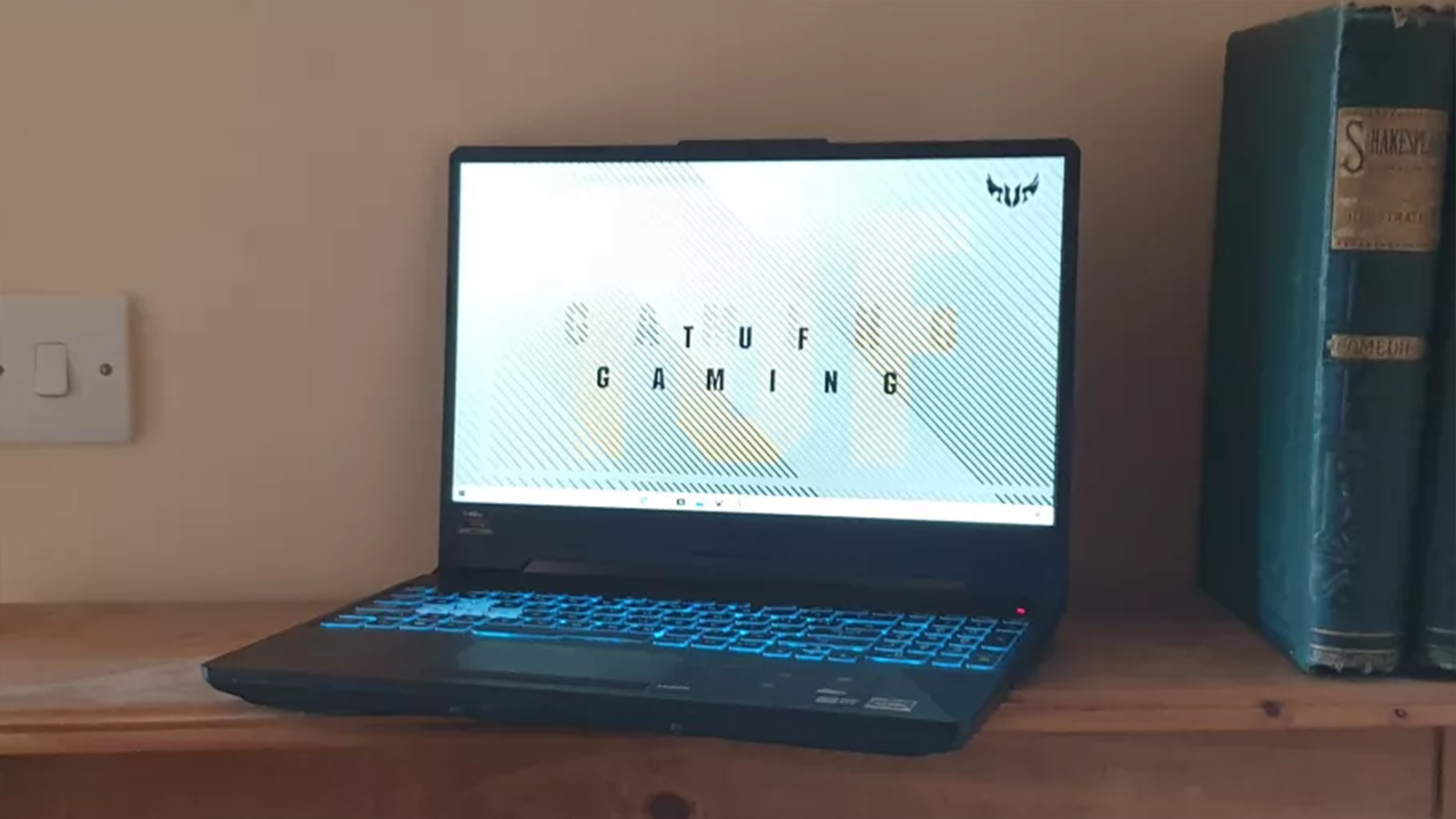Laptop Gaming Asus Tuf A15 Duduk di Rak