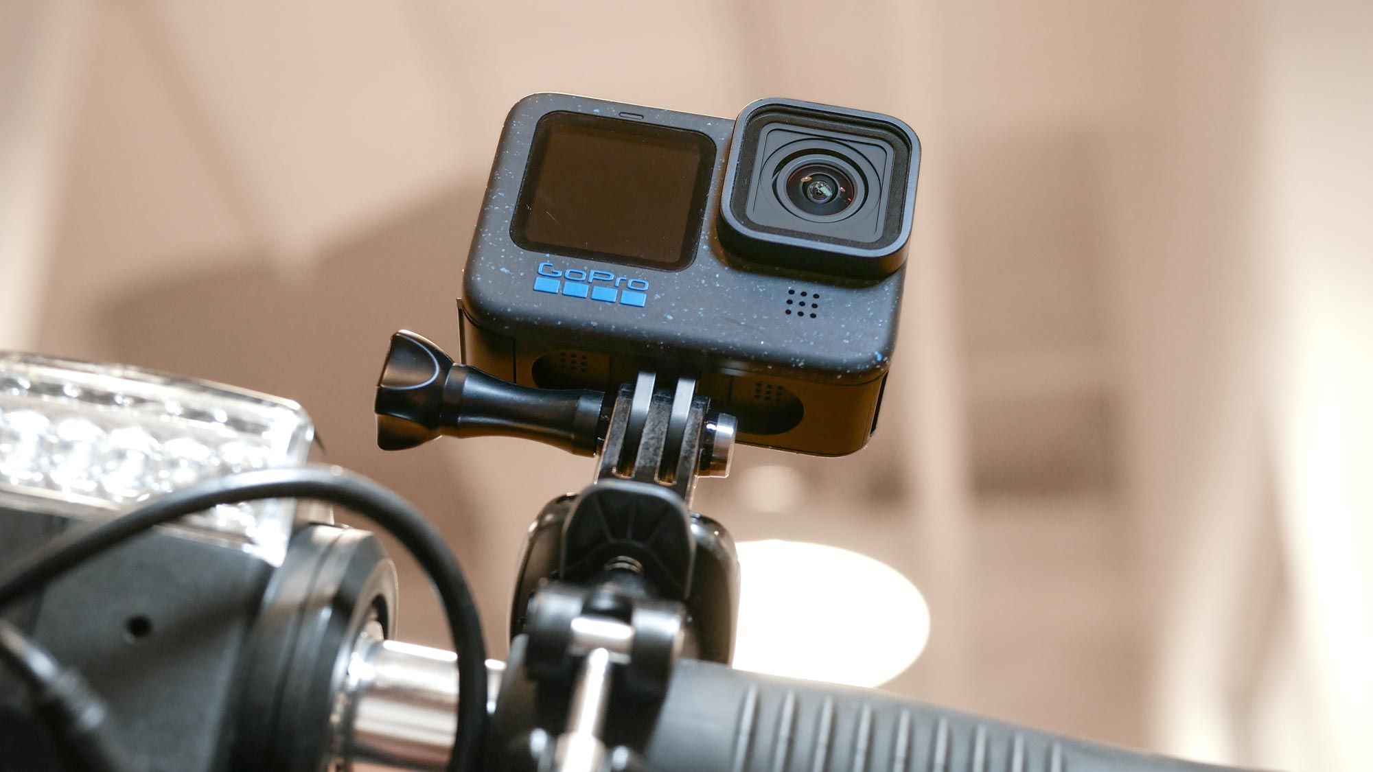 Kit Completo Accessori Per Action Camera – 32 Pezzi Per GoPro Hero E Compatibili, Incluso Monopiede, Ventosa E Pettorina