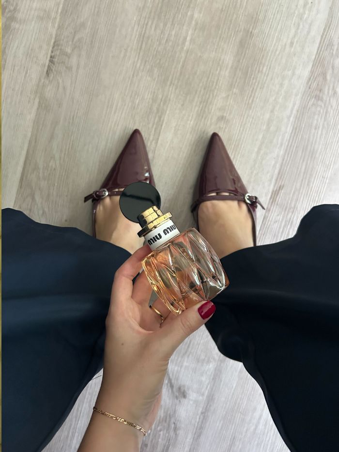 Junior beauty editor Grace Lindsay holding the Miu Miu perfume