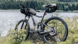 bikepackkng拿着包