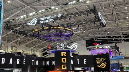 Tech exhibit featuring "Republic of Gamers" branding with a "20th Anniversary" emblem.