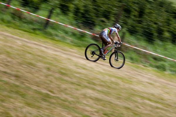 Maja Wloszczowska speeds downhill