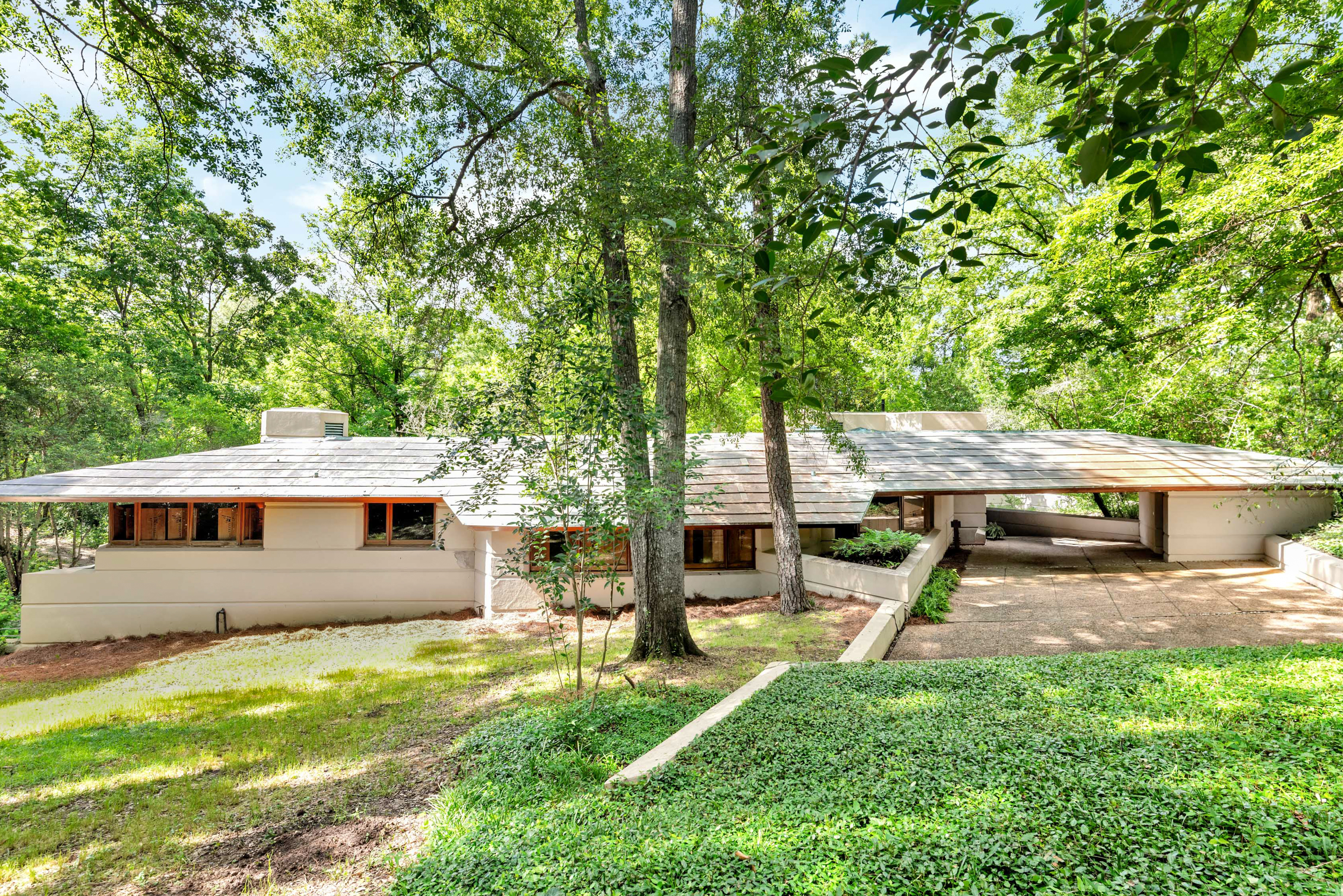 the fountainhead by frank lloyd wright, also known as J. Willis Hughes House