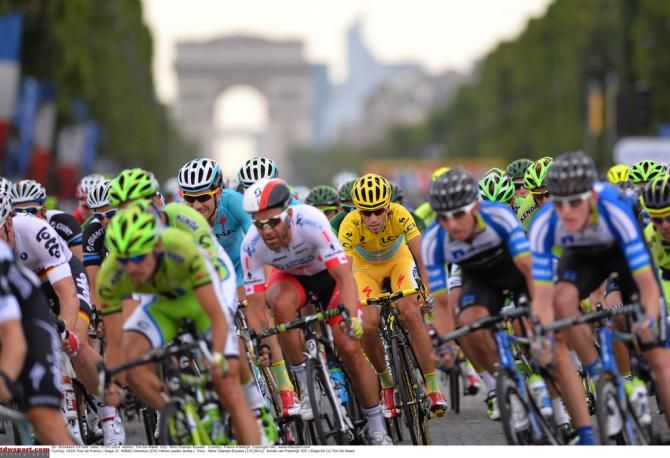 Svein Tuft (Orica-GreenEdge) sitting in the bunch