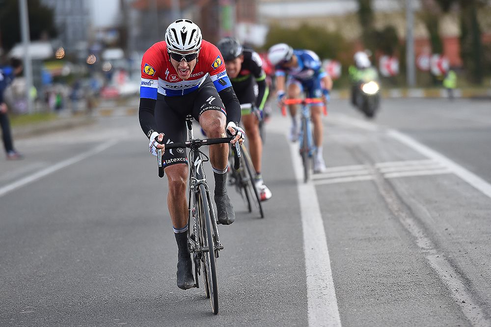 Terpstra attacks near the end of Dward door Vlaanderen