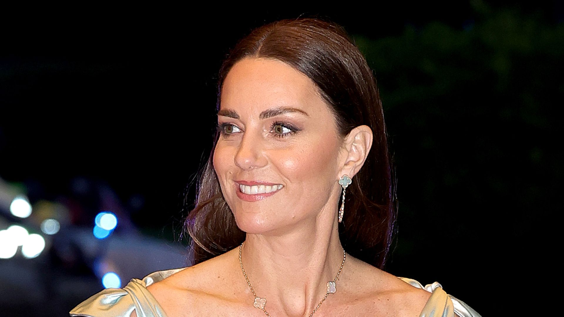 Kate Middleton just gave us a lesson on how to chicly dress for rain ...