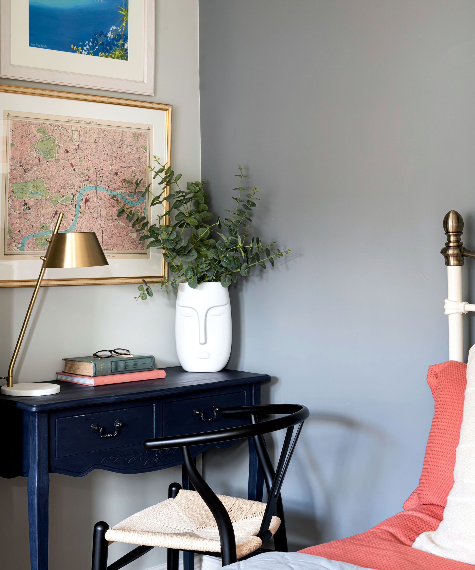 Kamar tidur tamu Andrea Wilson telah didesain ulang menjadi hangat dan penuh warna