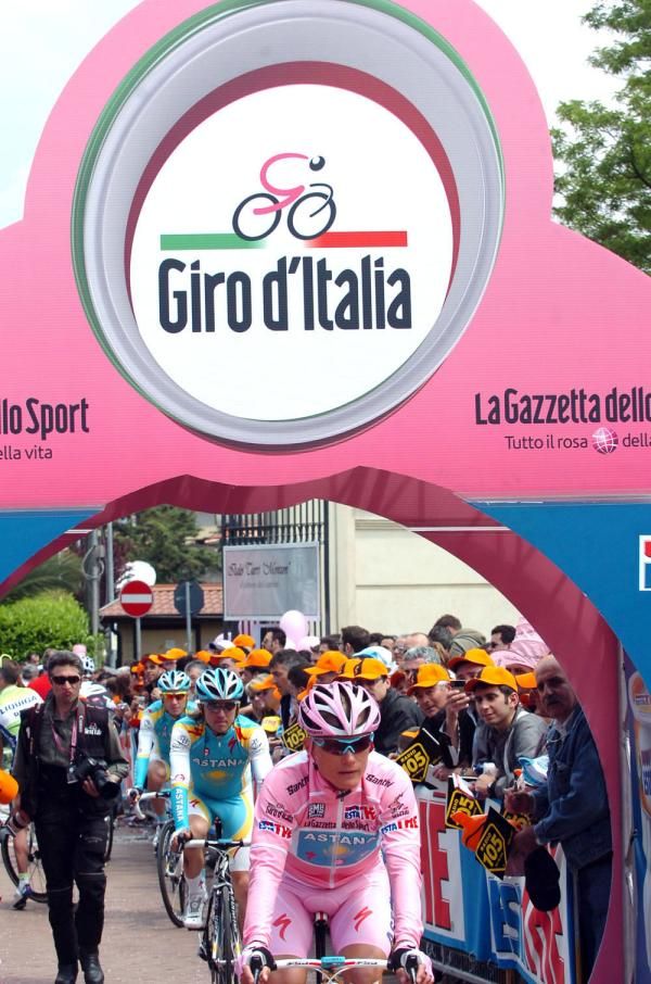 Vinokourov makes his way to the start line