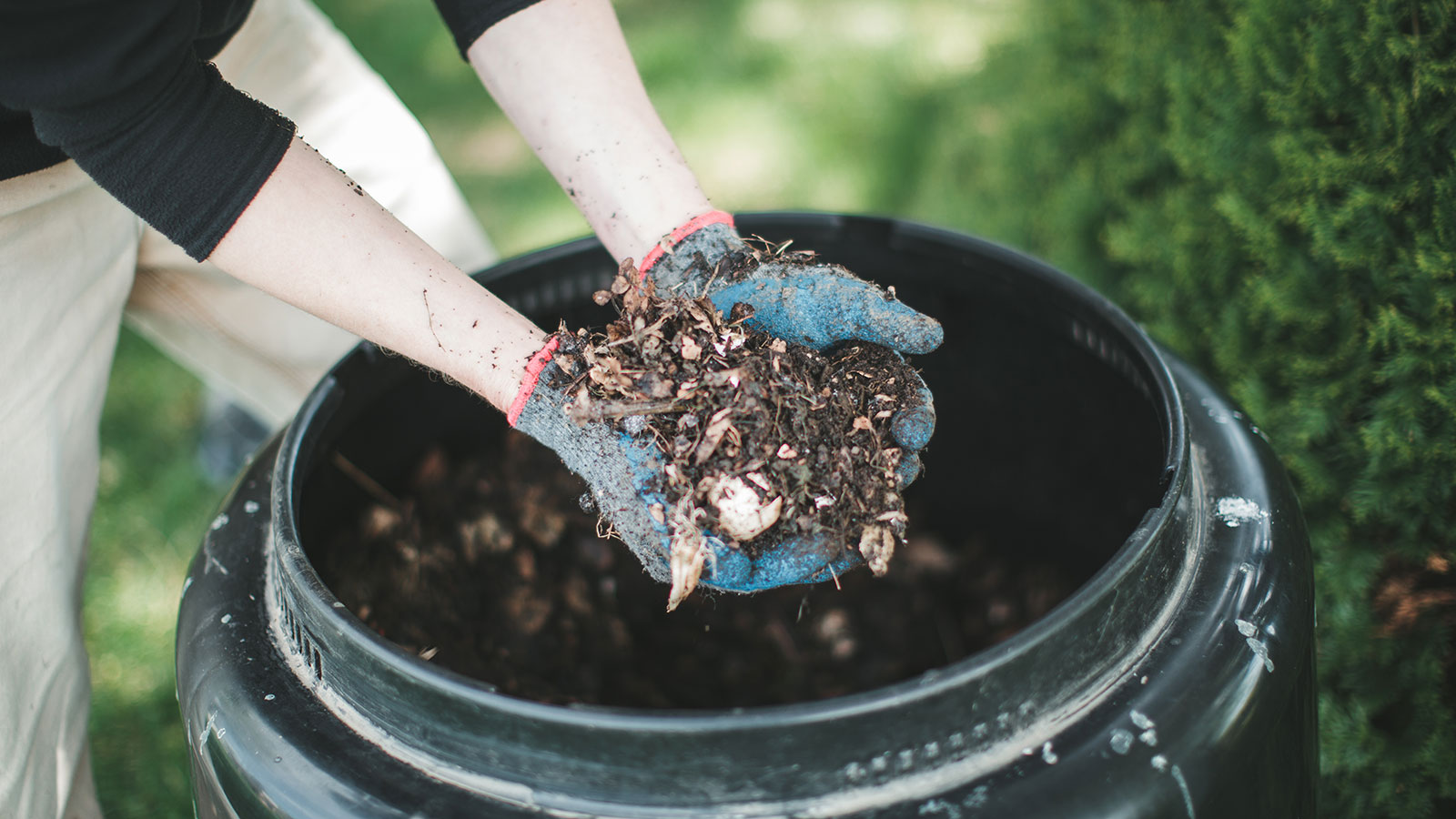 Trash Bag Composting: A Hands Off Way to Make Compost with Yard Waste - No  Waste Nutrition