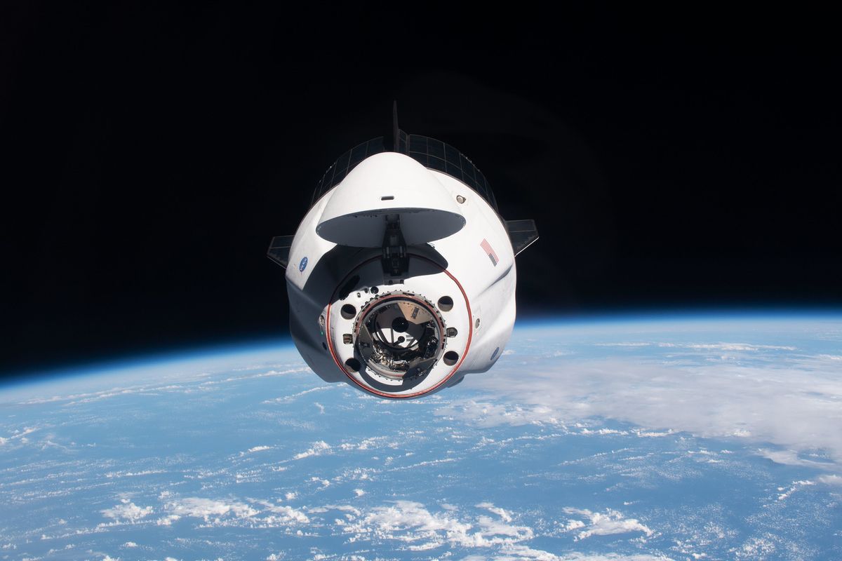 Les astronautes ont fait voler leur vaisseau spatial SpaceX Dragon en orbite avant le lancement du Starliner de Boeing