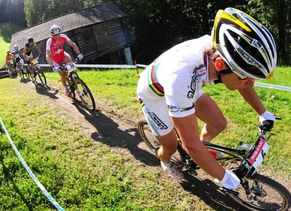 Nino Schurter (Scott Swisspower) leading a long train of riders