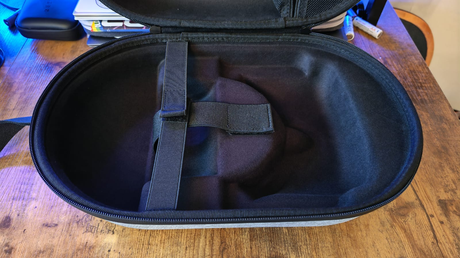 The spacious inside of the Syntech Hard Carrying Case for Quest 3 