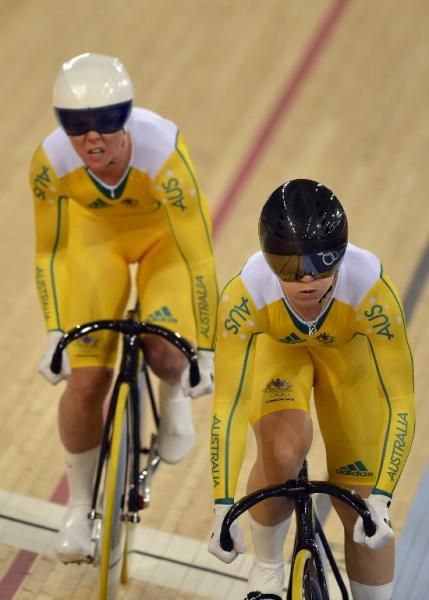 Anna Meares leads out from Kaarle McCulloch in the bronze medal round of the Olympic team sprint in London
